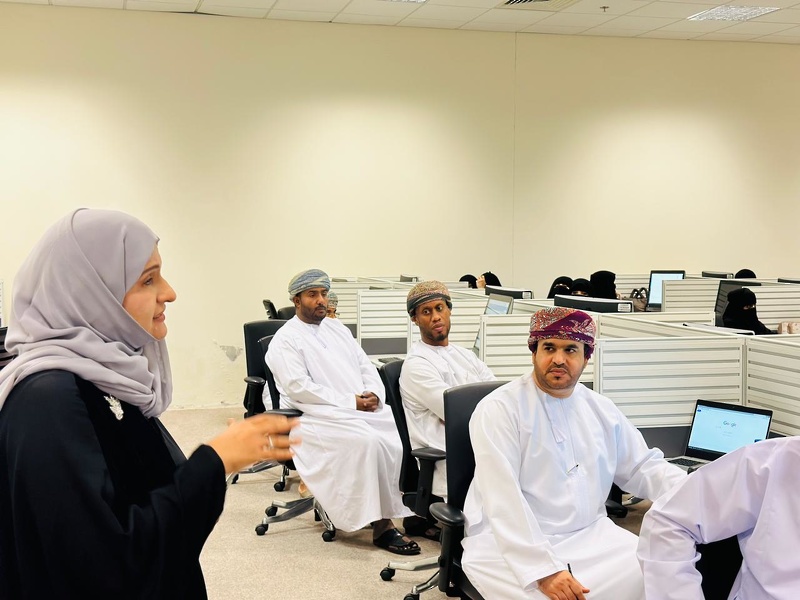 المديرة العامة بتعليمية ظفار تزور مشروع منظومة التعليم الإلكتروني والمستودع