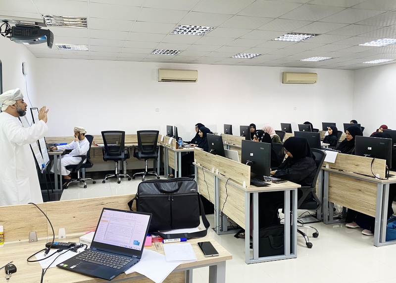 برنامج تدريبي عن إنتاج وبناء الدروس والأنشطة التفاعلية بالداخلية 