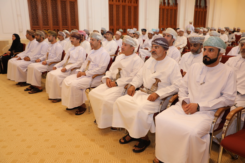 برنامج توعوي لسائقي الحافلات المدرسية بتعليمية الداخلية 