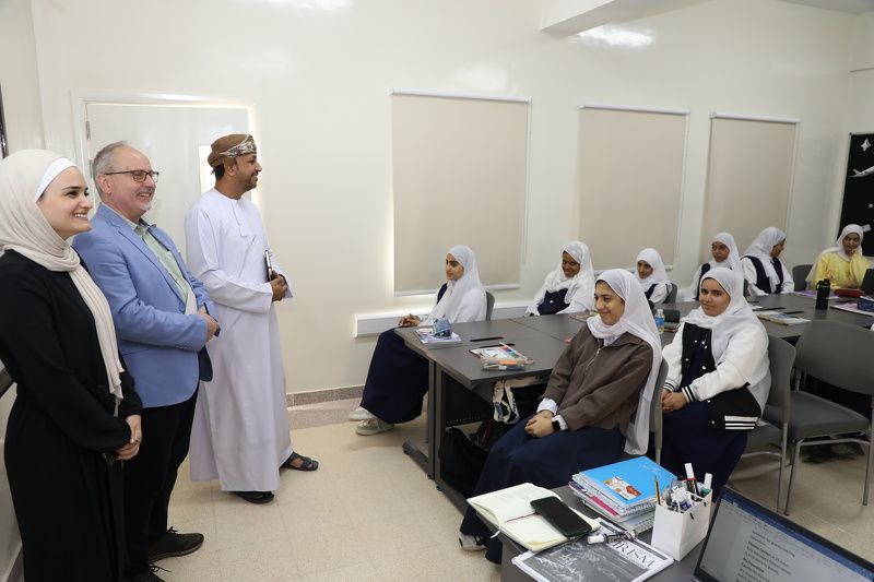 وفد بريطاني يزور مدرستي أم الفضل وأبوعبيدة بمحافظة الداخلية للاطلاع على تطبيق التعليم المهني والتقني