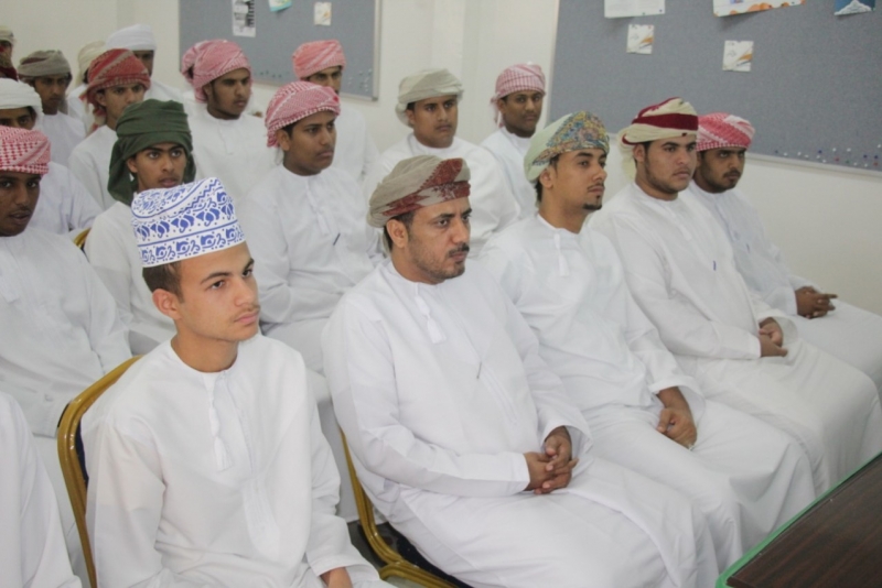 جلسة تعريفية للجنة الوطنية للشباب بمحافظة الوسطى