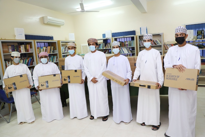 شركة تنمية نفط عمان تساهم  بعدد 2386جهاز كمبيوتر محمول(لابتوب)لصالح مدارس الامتياز بقطاع ثمريت