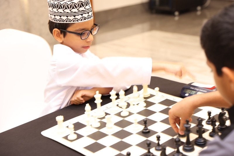 طلبة تعليمية جنوب الباطنة يشاركون في الأيام الرياضية المدرسية