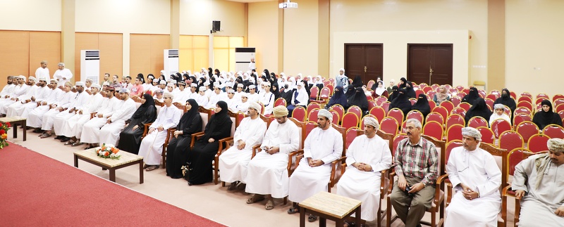تعليمية ظفار تكرم 99 من المجيدين في الابتكار العلمي والذكاء الاصطناعي والالمبيادات العلمية .