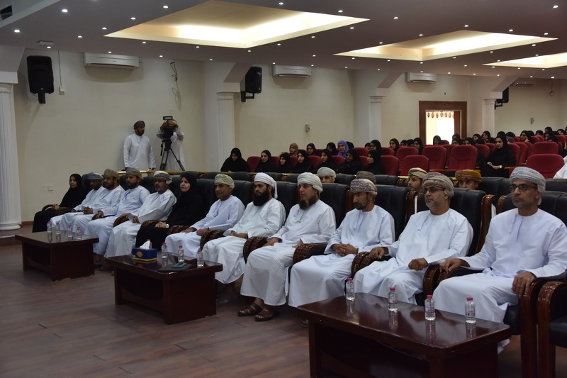 تنظيم ملتقى التنشئة في ظل التقنية بتعليمية محافظة الظاهرة 