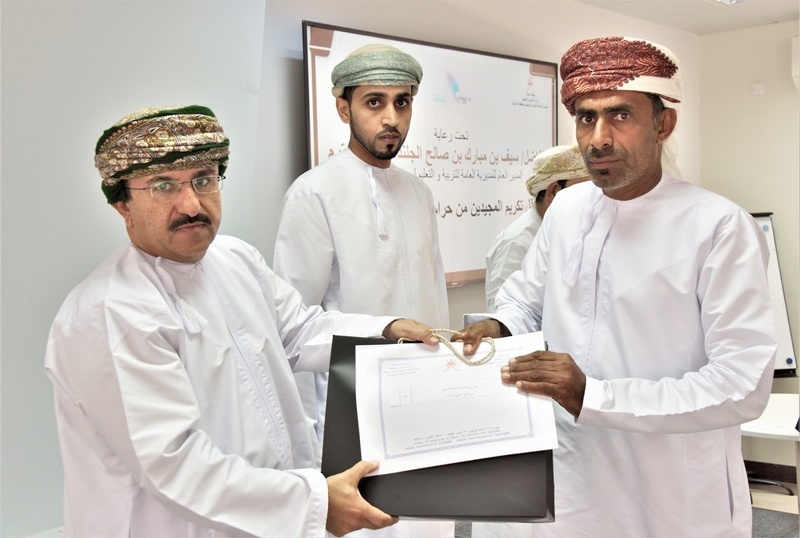تعليمية الداخلية تكرم المجيدين من حراس المباني المدرسية 