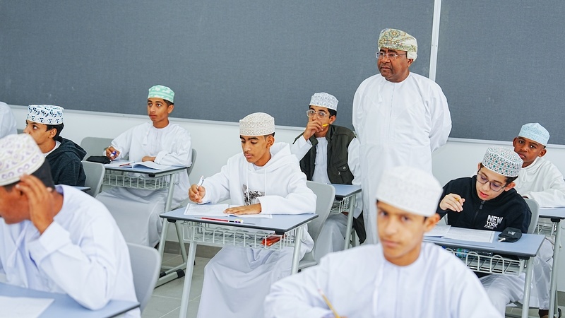 بدء التشغيل الفعلي لمدرسة الشيخ بلعرب بن مانع الإسماعيلي للتعليم الأساسي (9–12) بولاية صور تزامنًا ...