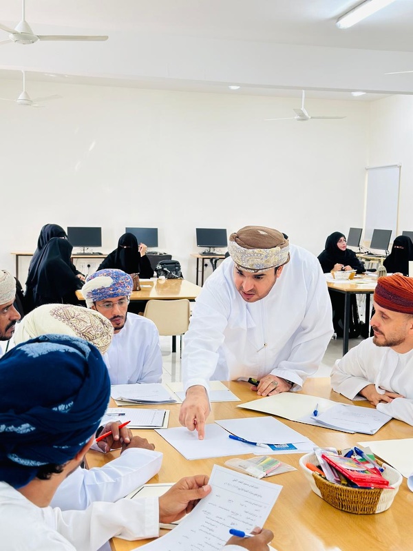 برنامج تطوير المهارات التقنية للإداريين بتعليمية ظفار