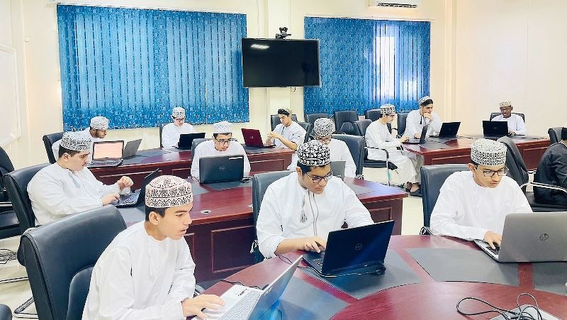تنفيذ الدور النهائي من مسابقة الكتابة الإلكترونية باللغة الإنجليزية لطلبة الصف الحادي عشر لعدد من ...