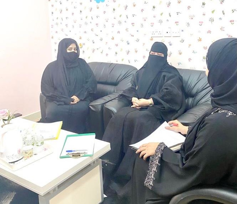 تبادل  الخبرات بين مشرفات الروضة في مدرسة أجيال ظفار