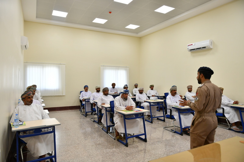 دورة السياقة الوقائية لسائقي الحافلات المدرسية بتعليمية الداخلية
