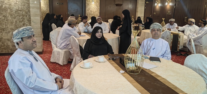 جلسات نقاشية حول مشروع التحول الرقمي بتعليمية ظفار