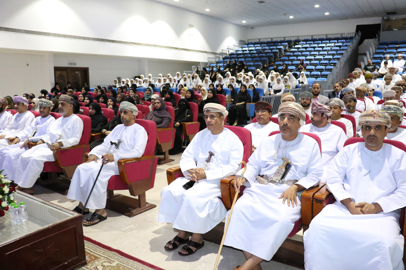 تكريم الطلبة المجيدين في التحصيل الدراسي بتعليمية جنوب الباطنة