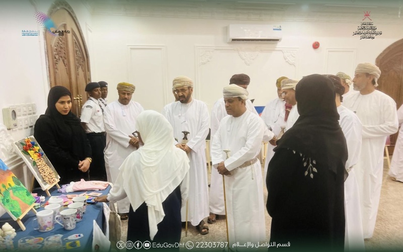 (تعليمية ظفار تحتفي بتخريج دفعتين من طلبة برامج الدمج السمعي والفكري)
