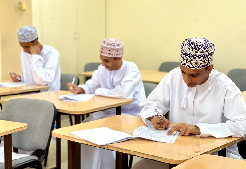 تنفيذ اختبارات مسابقة المناهزات للصفوف  الحادي عشر والثاني عشر بتعليمية ظفار