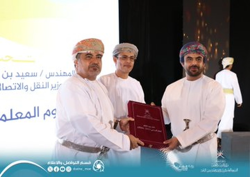 تعليمية جنوب الباطنة تحتفي بالمعلمين والإداريين المجيدين