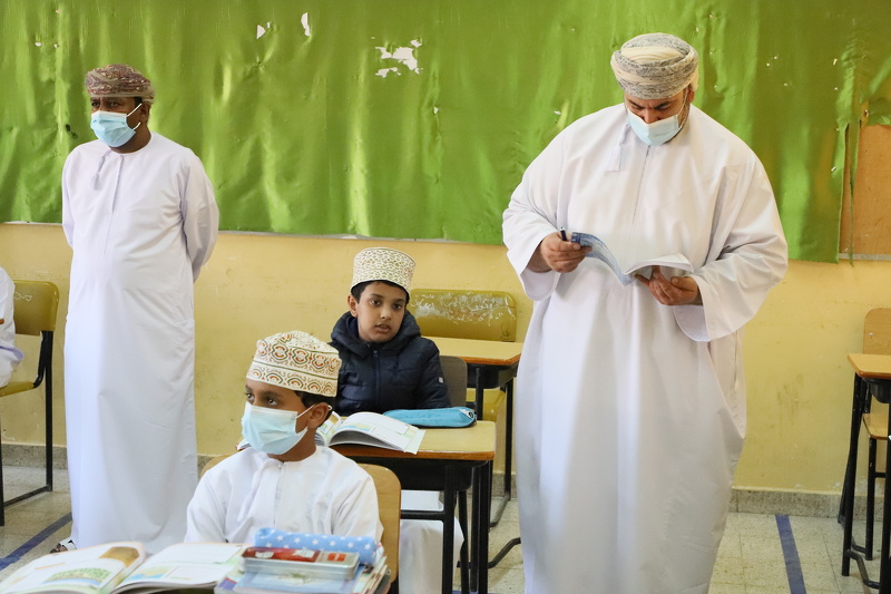 مدير عام تعليمية ظفار يزور عدد من مدارس ولاية صلالة