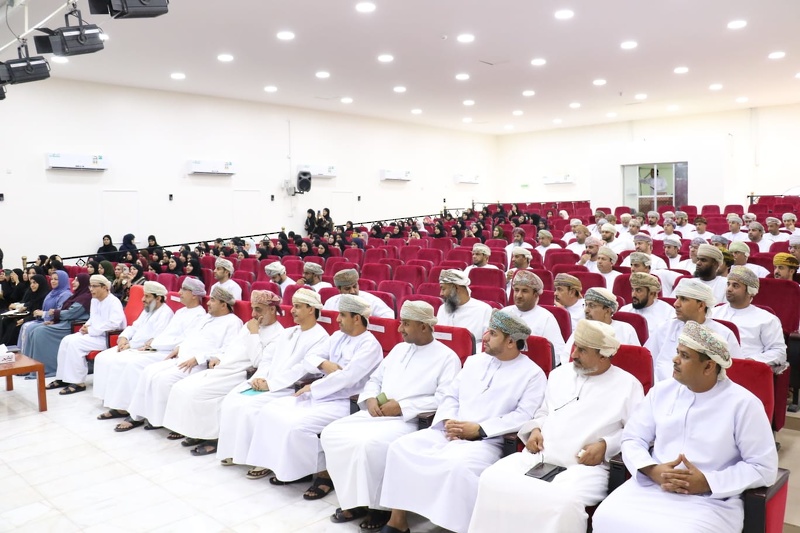 اجتماع المدير العام  الدكتور ناصر بن سالم الغنبوصي بمديري  ومديرات مدارس تعليمية المحافظة
