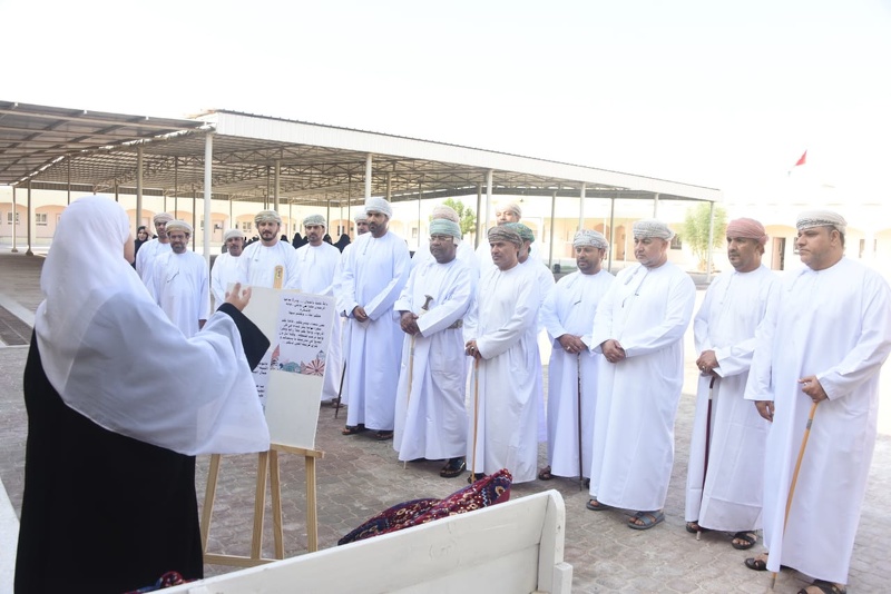 افتتاح المعرض الفني ( الدرة الثمينة ) بمدرسة الأشخرة للتعليم الأساسي .