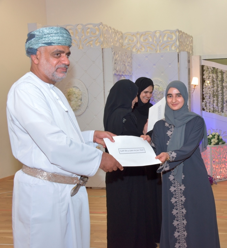 تكريم الطلاب المجيدين بمدرسة الابرار بالحمراء 