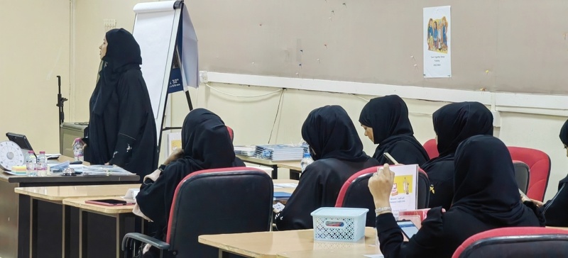 تدريب المعلمات الجدد على تدريس منهج سلاسل اللغة الانجليزية للصفين الاول والثاني بتعليمية ظفار .