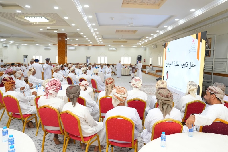 تكريم المجيدين بمدرسة عاصم بن عدي بجعلان بني بو علي