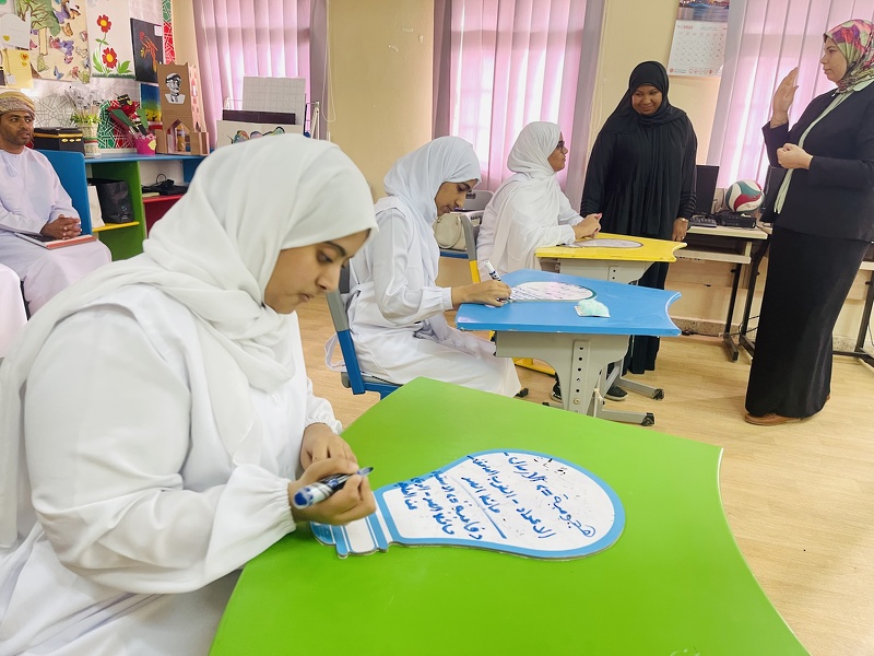 دائرة المهارات الفردية بوزارة التربية والتعليم تنفذ زيارة إشرافية لتعليمية ظفار